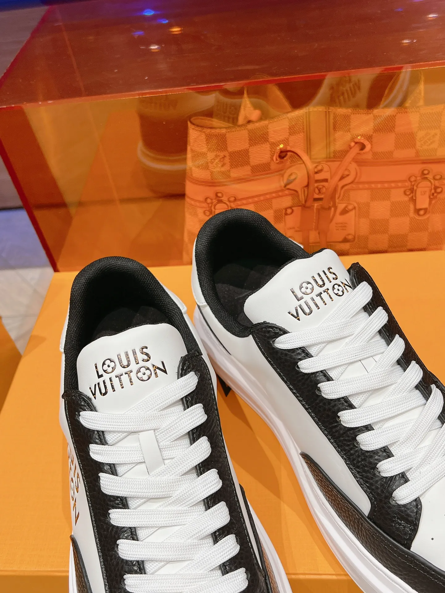 👟👟Ex-factory price 680👟👟 LV 2024 new height-increasing white shoes, color matching and leather craftsmanship, 3D logo embossing technology on the heel to increase the three-dimensional effect, pebbled cowhide, PU foam outsole! Super lightweight! Your feet won’t get tired from walking.  Code number: 37-45